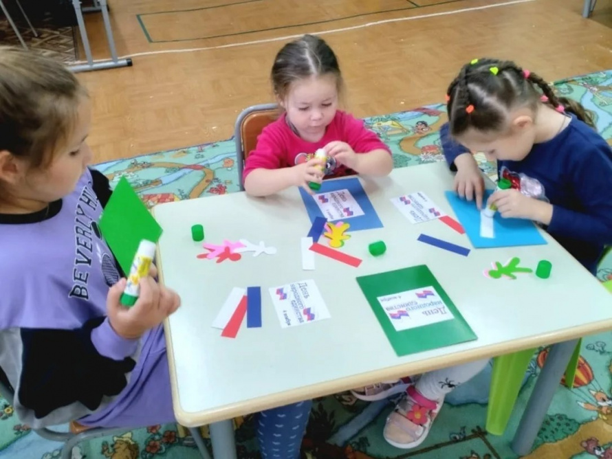 Творим единство! Сотрудники "Клуба с. Анна" организовали увлекательный мастер-класс, приуроченный к Дню народного единства.