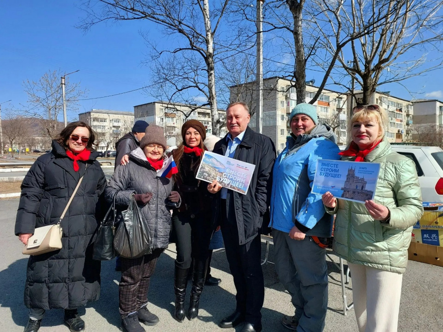 18 марта Вместе к светлому будущему: Акция в микрорайоне "п. Ливадия"! Сегодня сотрудники Ливадийского дома культуры провели акцию "Вместе строим будущее", приуроченную к Дню воссоединения Крыма с Россией!