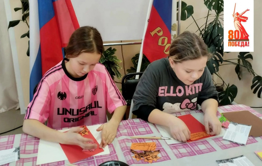 1 февраля в "Клубе села Анна" состоялся трогательный мастер-класс по изготовлению поздравительных открыток к 23 февраля. Каждая открытка будет отправлена в зону СВО накануне праздника.