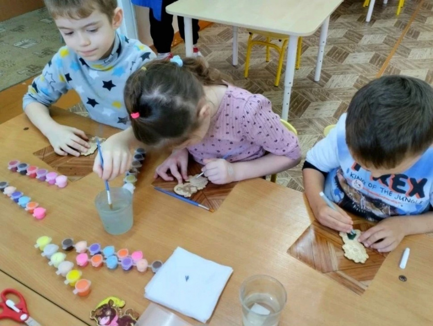 Творчество объединяет! Сотрудники"Клуба с. Анна" организовали мастер-класс для детей по раскрашиванию лошадки – символа наступающего года.